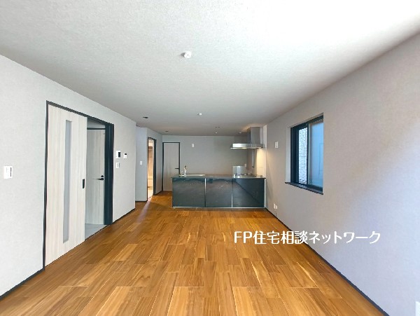 大理石調のダークグレーの面材がお洒落なキッチンをベースに、こだわりが感じられるLDKです。