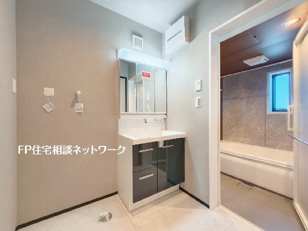 鏡の裏に収納棚を確保した三面鏡を採用。化粧品や歯ブラシなどを機能的に収納し、朝の身支度も快適です。