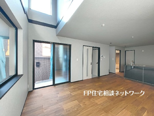 吹抜けのある開放的なリビング。2階部分の窓から1階へと光を取り入れ、快適で心地の良い空間を演出します