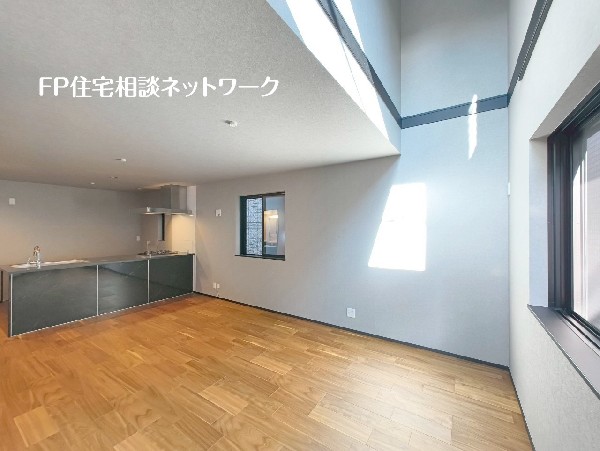 高い位置にある窓から優しい光が差し込む、リビング上部にある吹抜け。暖かい家族団らんの時間に。