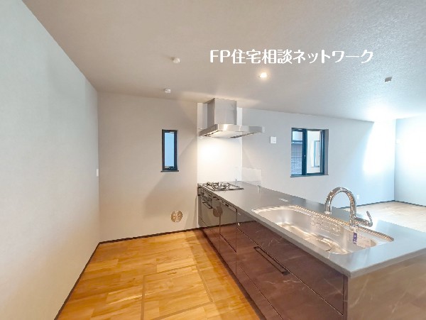 機能性とデザイン性を兼ね備えた嬉しいキッチン。食器洗乾燥機付きなので後片付け楽々。嬉しい浄水器も。