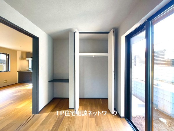 収納力が豊富な大型クローゼット。普段着やスーツはもちろんのこと、コート類などもしっかり掛けられます。