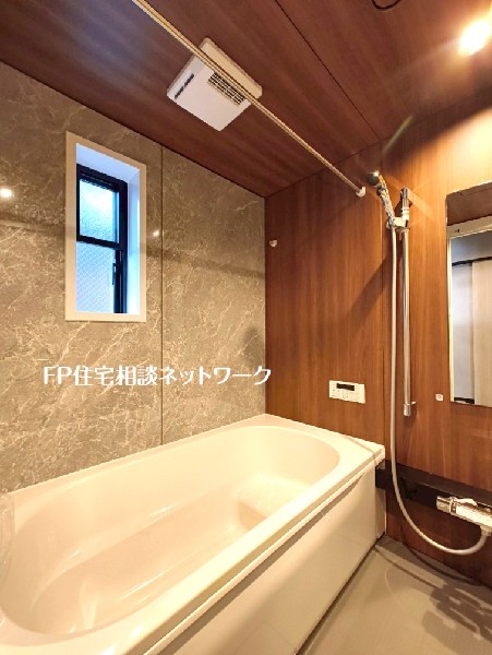 ゆったり入れる1坪タイプの浴室。花粉が気になる季節や雨天時のお洗濯に便利な浴室換気乾燥暖房機付です。