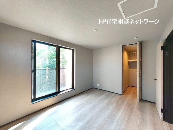 2面採光でお部屋の隅々まで明るい居室。バルコニーにも出られて、爽やかな風をたっぷりと取り込めます。