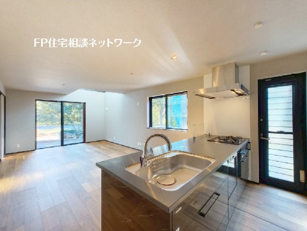 リビングとキッチンの間に壁を設けないスタイリッシュなペニンシュラキッチン。空間の広がりを感じます。