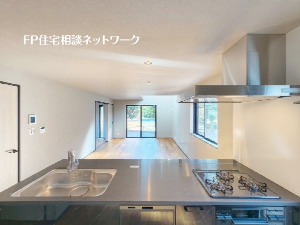 リビングのお子様を見守りながらお料理が出来る対面タイプのオープンキッチン。ご家族との会話が弾みます。