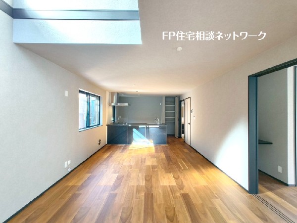 家族だんらんのスペースとなるリビング。窓からの日差しがリビングの隅々までしっかりと届きます。