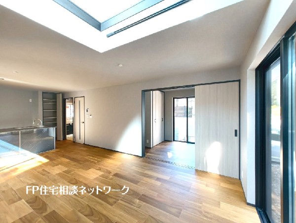 家族だんらんのリビング。窓が多い設計で色々な角度から光が取り込めます。明るいリビングで新しい生活。