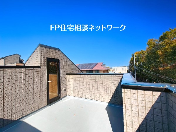 外観:大型ルーフバルコニー。景色が広く見渡せ、気持ちの良い空間。休日の過ごし方に可能性が広がります。