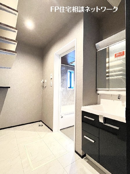 鏡の裏に収納棚を確保した三面鏡を採用。化粧品や歯ブラシなどを機能的に収納し、朝の身支度も快適です。