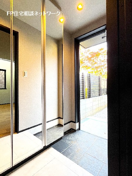 天井までの玄関収納で、家族の履物が多くても安心。全面ミラー扉仕様なので、空間を広く感じます。