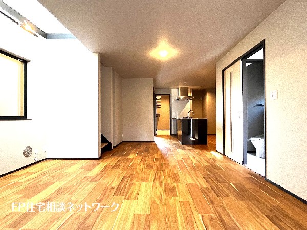 吹抜けのある開放的なリビング。2階部分の窓から1階へと光を取り入れ、快適で心地の良い空間を演出します