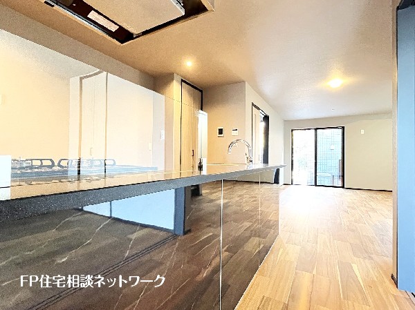 リビングのお子様を見守りながらお料理が出来る対面キッチン。ご家族との会話が弾みます。食器洗乾燥機付。