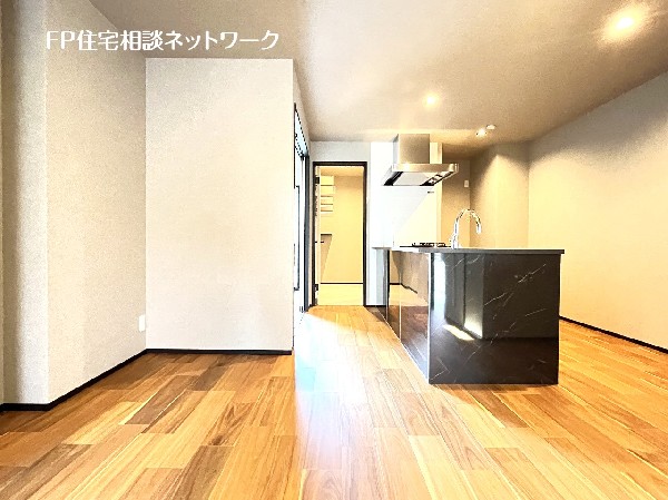 リビングとキッチンの間に壁を設けないスタイリッシュなペニンシュラキッチン。空間の広がりを感じます。