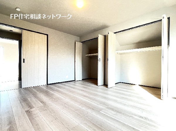 1階の主寝室は8.5帖とゆとりの広さ。さらに大型クローゼット付きで衣類やバッグもすっきり収まります。