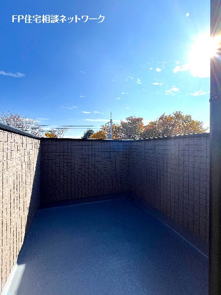 外観:ルーフバルコニーのある住宅。景色が広く見渡せ、気持ちの良い空間。水遊びやベランピング、星空観察も◎