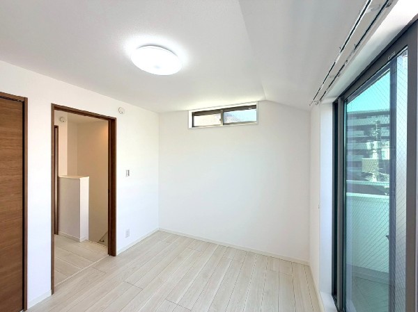 光を取り込みやすい2面採光の居室は日当たり良好です。クローゼットの完備で収納スペースも十分。