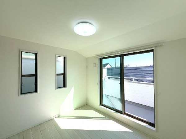 6.2帖の主寝室。南向きで日当たりも良く、バルコニーに直接出られるのでお布団もスムーズに干せそう。