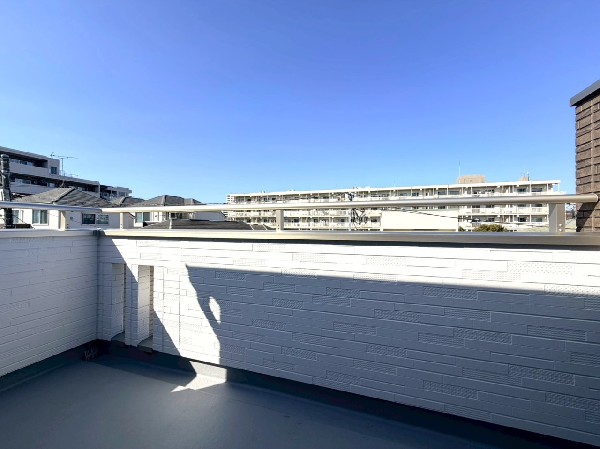 3階のバルコニーからは景色を広く見渡せて解放的。空を広く感じながら思わず深呼吸したくなりますね。