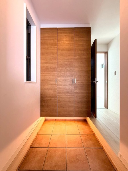 散らかりがちな玄関をスッキリと保てる玄関収納は、家の中に入る時最初に目に付く場所だからこだわりたい。