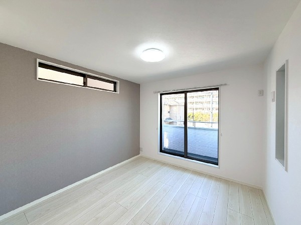 2階リビングは窓が多く日当り良好。人の目を気にせずに寛げます。窓を開ければバルコニーに繋がり開放的。