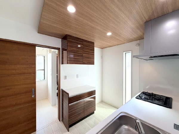 キッチンに統一感を生み出すカップボードが背面に備え付けされています。調理家電の収納に重宝しますね。