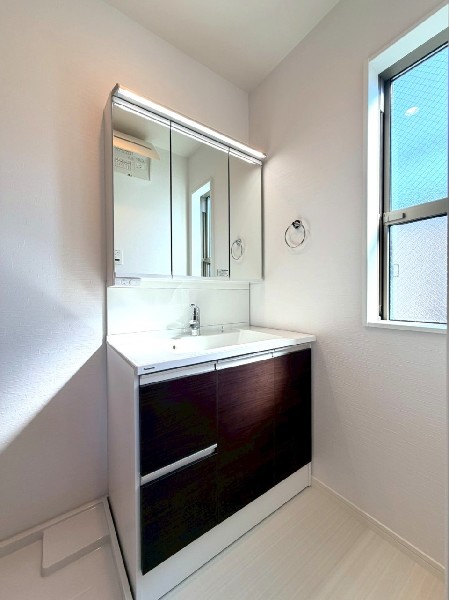 鏡の裏に収納棚を確保した三面鏡を採用。化粧品や歯ブラシなどを機能的に収納し、朝の身支度も快適です。