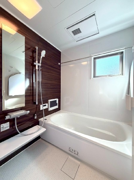 ゆったり入れる1坪タイプの浴室。花粉が気になる季節や雨天時のお洗濯に便利な浴室換気乾燥暖房機付です。