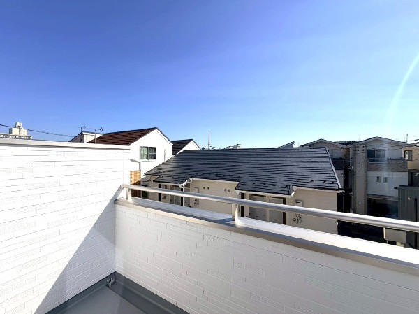 外観:道路に面したバルコニーは思わず大きく深呼吸したくなる解放感。街並みを眺めれば自然とリラックスできそう