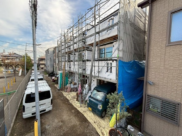 外観:前面道路は車通りの少ない道路。小さなお子様も安心です。お車の出し入れが苦手な方も駐車しやすそうです。