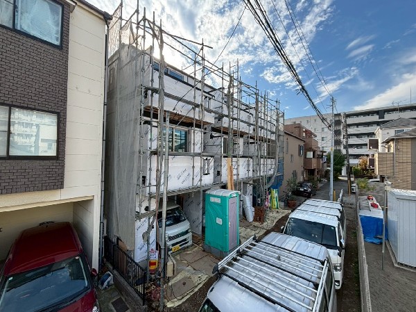 外観:ビルトイン車庫付きの住まい。雨風から大切なお車を守り、お荷物の出し入れもゆっくり濡れずに行えます。
