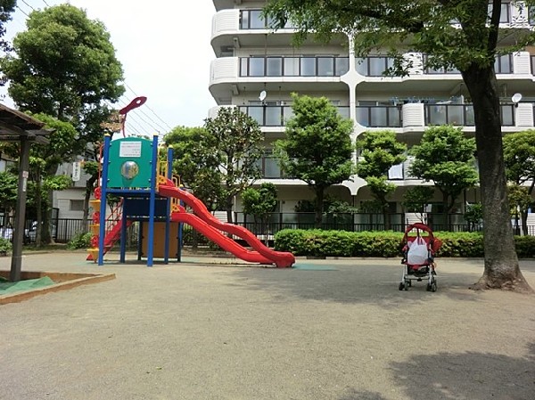 周辺環境:塚越４丁目公園(スーパー銭湯の志楽の湯の近くにある公園。青空の下で駆け回ったり、遊具で遊んだり、思い思いの遊びができます。)