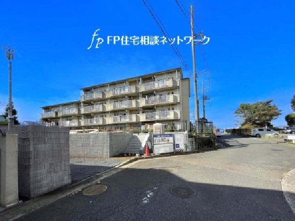 外観:前面道路は幅6ｍの公道。車通りが少なく車の出入りがしやすいですね。来客時に便利なカースペース2台分。