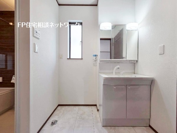 鏡の裏に収納棚を確保した三面鏡を採用。化粧品や歯ブラシなどを機能的に収納し、朝の身支度も快適です。