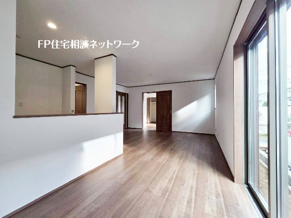 掃き出しの窓からは太陽のやわらかな光が入ります。自然の恵みが快適で心地の良い空間を演出してくれます。