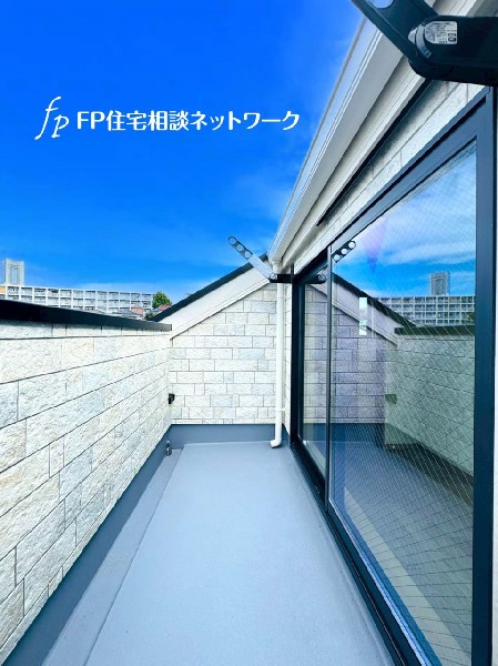 明るい光が差し込むバルコニー。爽やかな風と日差しを受けて、洗濯物もあっという間に乾きそうですね。