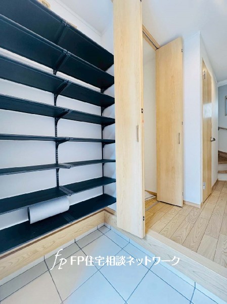 シューズクローゼットは可動棚タイプになっており、脚の長いブーツや長靴もすっきり収納いただけます。