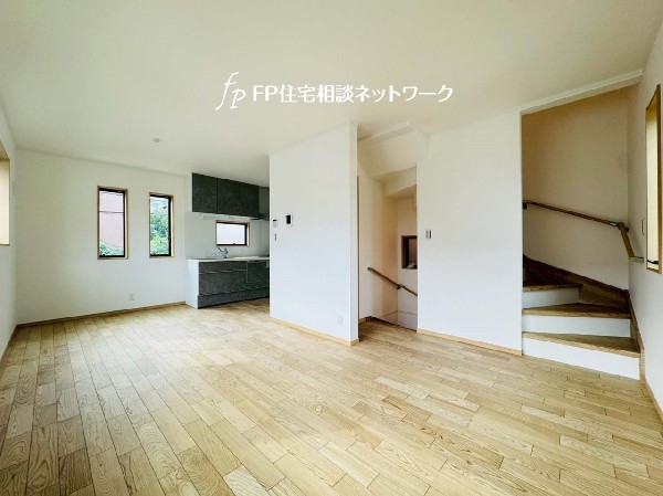 家族だんらんのリビング。2階リビングは道路からの目線も気にならず、窓を開け放して寛ぐことができそう。