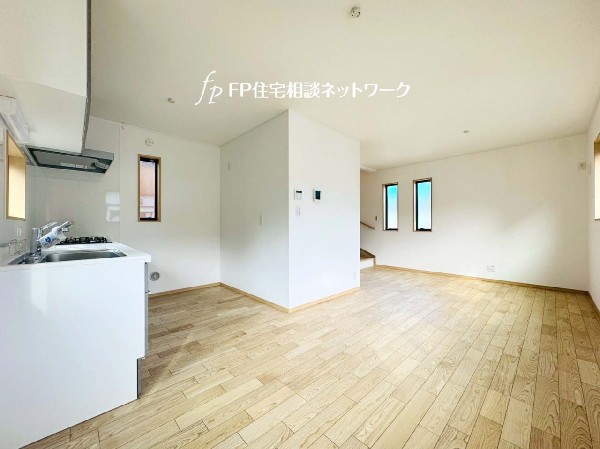 家族だんらんのスペースとなるリビング。3面採光で明るい光がリビングの隅々までしっかりと届きます。