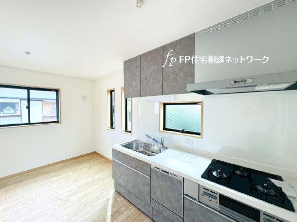 壁付けですがご家族の様子も感じられるキッチン。新しいキッチンなら毎日のお料理作りも楽しくなりそう。