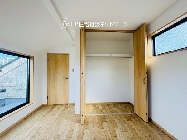 3階の5.4帖洋室。バルコニーにそのまま出られて、おひさまの光と爽やかな風をたっぷりと取り込めます。