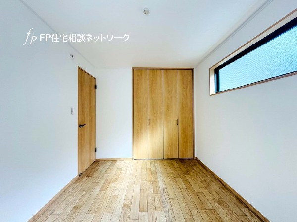 収納力が豊富な大型クローゼット。普段着やスーツはもちろんのこと、コート類などもしっかり掛けられます。