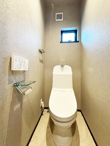 トイレは1階と2階に2カ所あります。朝の忙しい時間も慌てることなく使用できるので助かりますね。