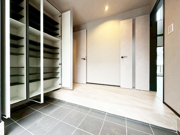 散らかりがちな玄関をスッキリと保てる大容量の玄関収納。出勤前の身支度チェックに欠かせないミラー扉仕様