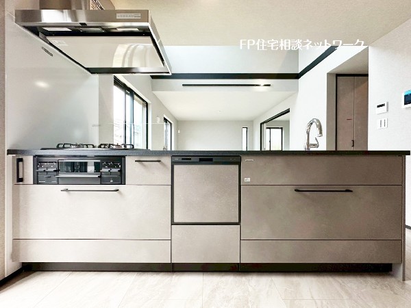 リビングとキッチンの間に壁を設けないスタイリッシュなペニンシュラキッチン。空間の広がりを感じます。