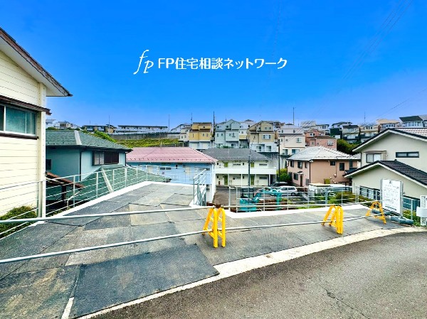 外観:前面道路はバス通りから一本入った通りのため、交通量も少なく静か。お子様がいても安心の住環境です。