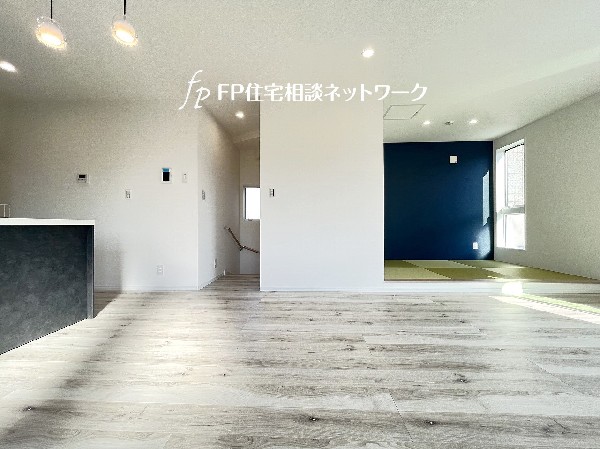 オープンでのびやかな空間を生み出す、広がりのあるLDK。家族とゆったり過ごせる素敵な住空間です。 