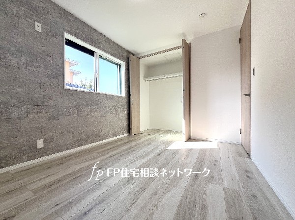 6帖の主寝室はアクセントクロスを採用し、シックな印象を生み出します。全居室2面採光、クローゼット付。