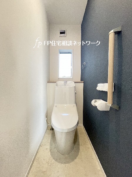 トイレは1階と2階に2カ所あります。朝の忙しい時間も慌てることなく使用できるので助かりますね。