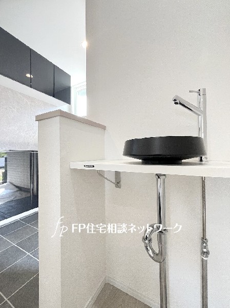 1階ホールにセカンド洗面台を設けました。帰宅後すぐに手洗いが出来るので、風邪予防にも繋がりますね。